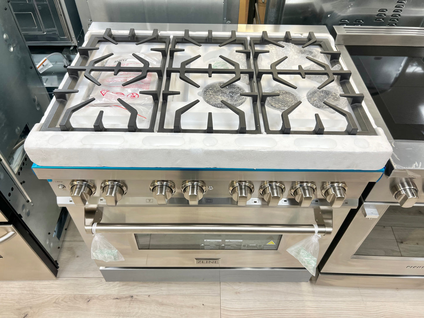 36 INCH ZLINE RA36 Freestanding Dual Fuel Gas Range 6 Sealed Italian Burners, 4.6 cu. ft. Oven Continuous Grates, Convection,Smooth Glide Racks, Porcelain Cooktop,Stainless Steel * New Open Box *