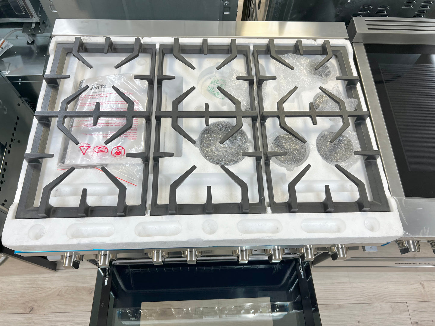 36 INCH ZLINE RA36 Freestanding Dual Fuel Gas Range 6 Sealed Italian Burners, 4.6 cu. ft. Oven Continuous Grates, Convection,Smooth Glide Racks, Porcelain Cooktop,Stainless Steel * New Open Box *