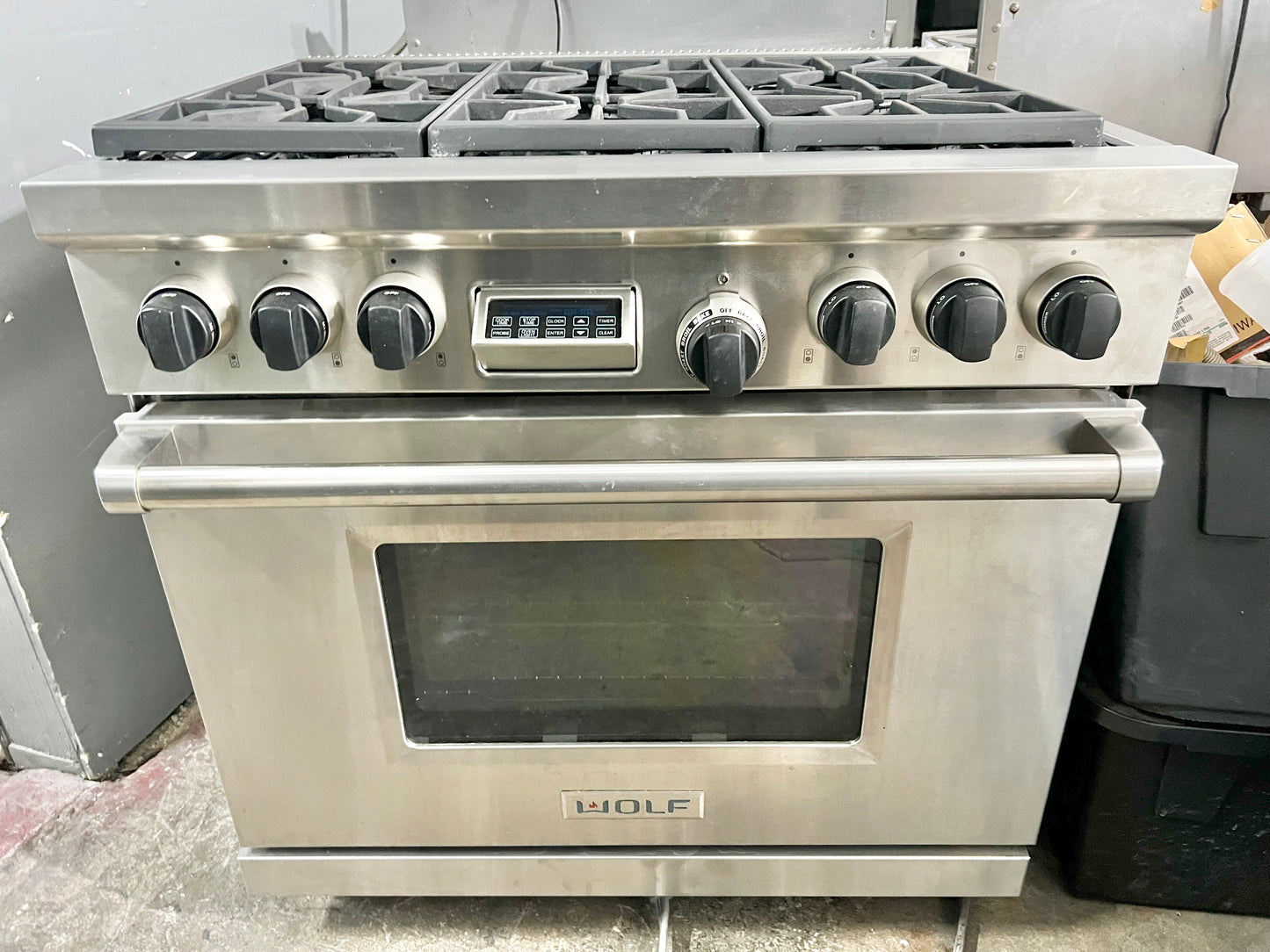 36 INCH WOLF Professional Style Dual Fuel Gas Range 5.4 cu. ft. Dual Convection Oven, 6 Dual-Stacked Sealed Burners,Temperature Probe, Continuous Grates, Natural Gas , Stainless Steel, Used Condition .