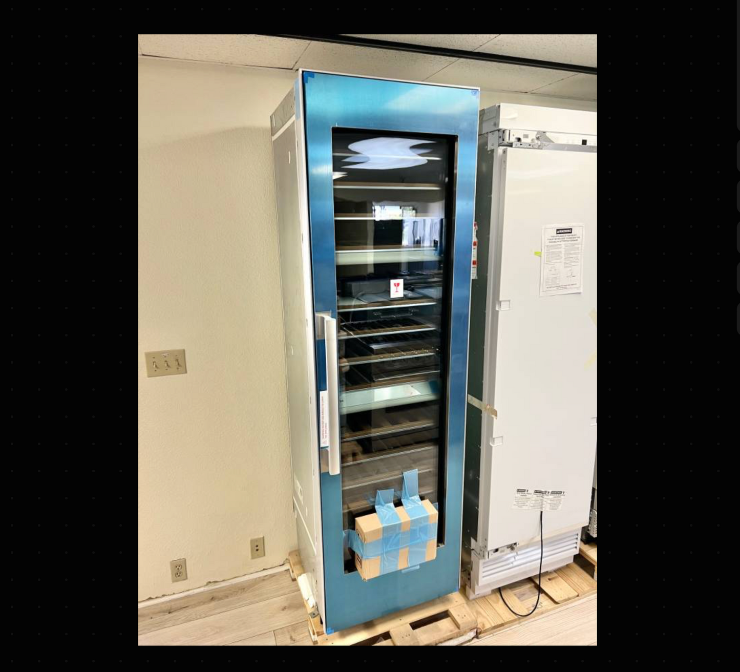 24 INCH Miele Master Cool Series KWT1603SF Built-in Wine System 102-Bottle Capacity, 14 Acacia Wood Shelves, 3 Independent Temperature Zones, UV-Filtering Glass Door Clear Vision Display Stainless Steel, Right Hinge Door Swing * New Open Box