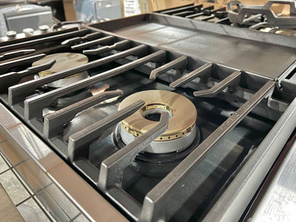 36 INCH Dacor Contemporary  DTT36M974LS  Gas Rangetop * New Open Box * 4 Sealed Burners, Continuous Grates, Auto Connected Hood, Simmer Sear Burners, Illumina Knobs, Electric Griddle , Stainless Steel, Natural Gas