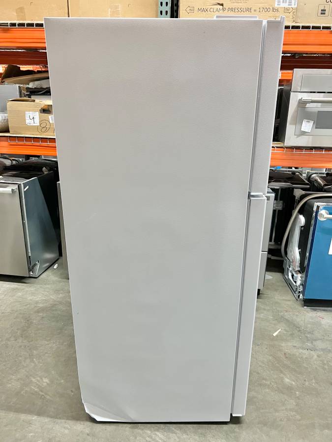 30 INCH Insignia 18 Cu. Top Freezer White Refrigerator * New Open Box *