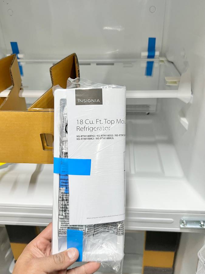 30 INCH Insignia 18 Cu. Top Freezer White Refrigerator * New Open Box *