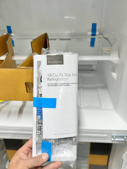 30 INCH Insignia 18 Cu. Top Freezer White Refrigerator * New Open Box *