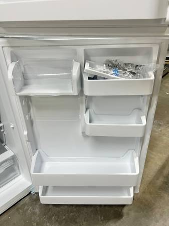 30 INCH  Insignia NS-RTM18WHD2 Top Freezer White Refrigerator 18 Cu Ft  * New Open Box *