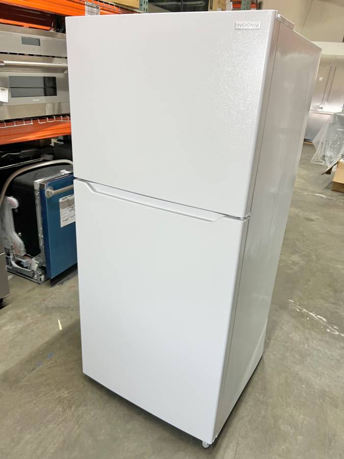 30 INCH Insignia 18 Cu. Top Freezer White Refrigerator * New Open Box *