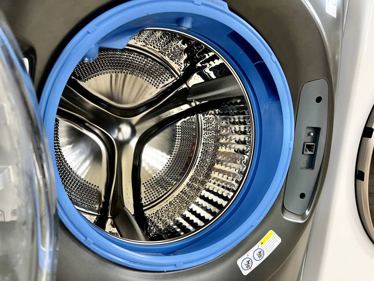 28 INCH GE Profile PFQ97HSPVDS Front Load Washer Dryer Combo * NEW ** 4.8 Cu Ft , Energy Star , Ventless Heat Pump Dryer, 110V outlet, ADA, Carbon Graphite.
