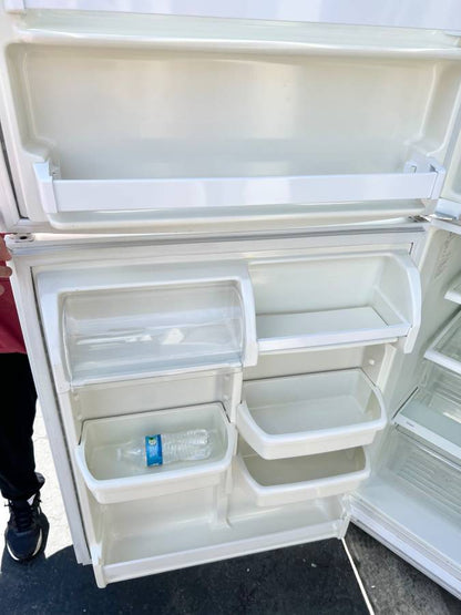 32 Inch Whirlpool ET1FTEXSQ00 21 cu. ft. Top-Freezer Refrigerator , White , Used Condition ,  Freestanding  , Automatic Defrost , Spill Safe Shelves , Gallon Door Storage ,