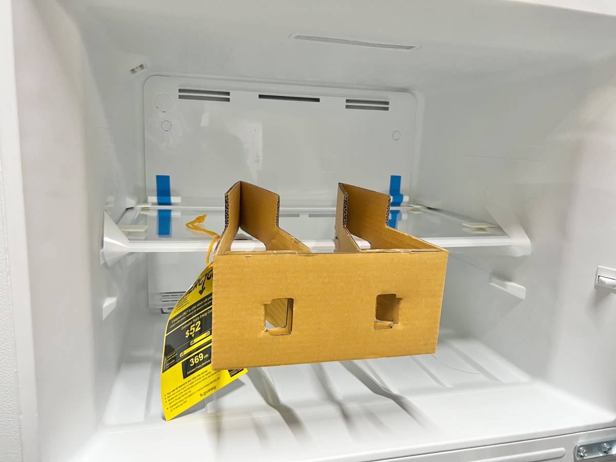 30 INCH Insignia 18 Cu. Top Freezer White Refrigerator * New Open Box *