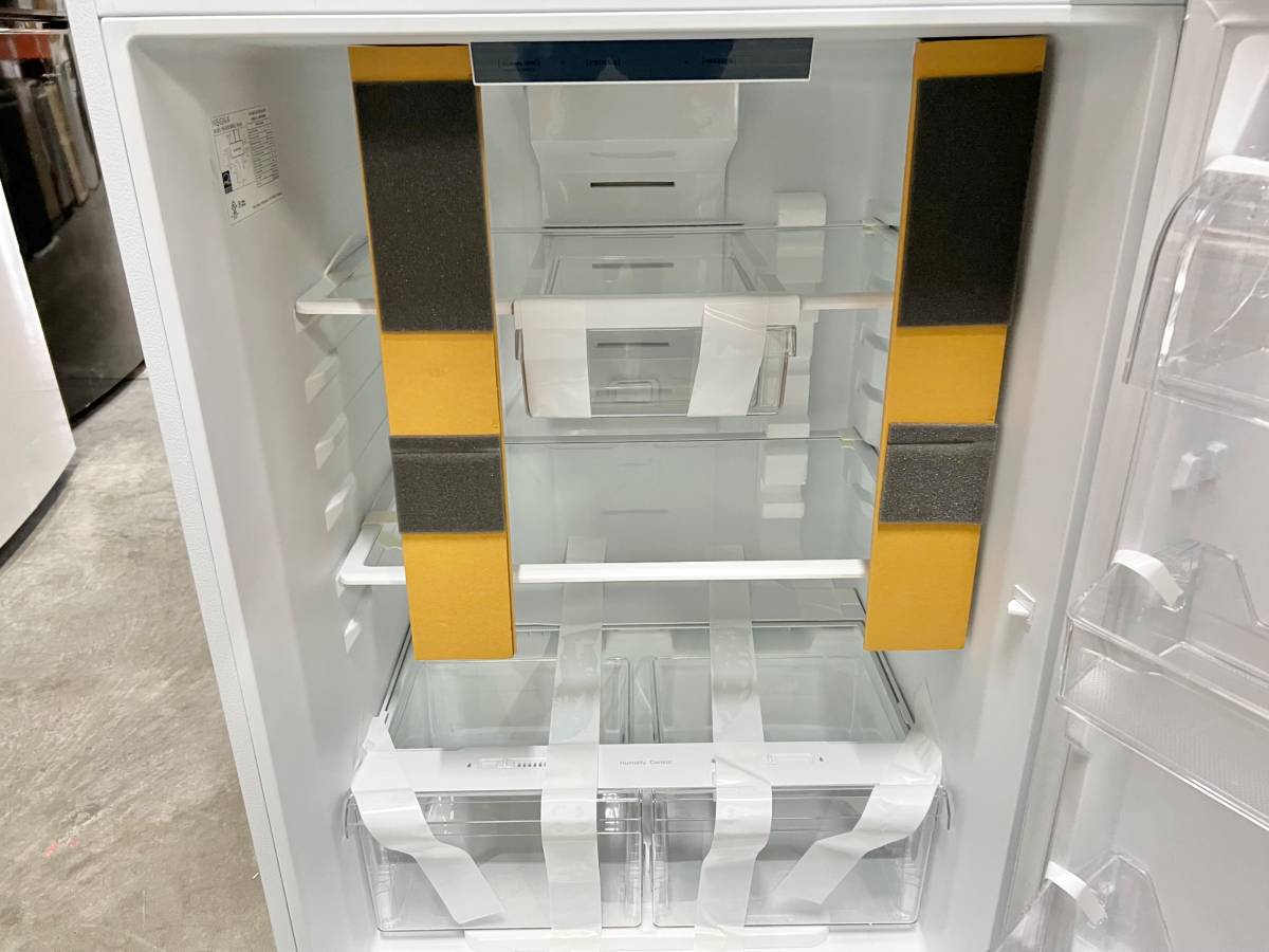 30 INCH Insignia 18 Cu. Top Freezer White Refrigerator * New Open Box *