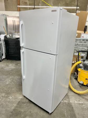 30 INCH  Insignia NS-RTM18WHD2 Top Freezer White Refrigerator 18 Cu Ft  * New Open Box *