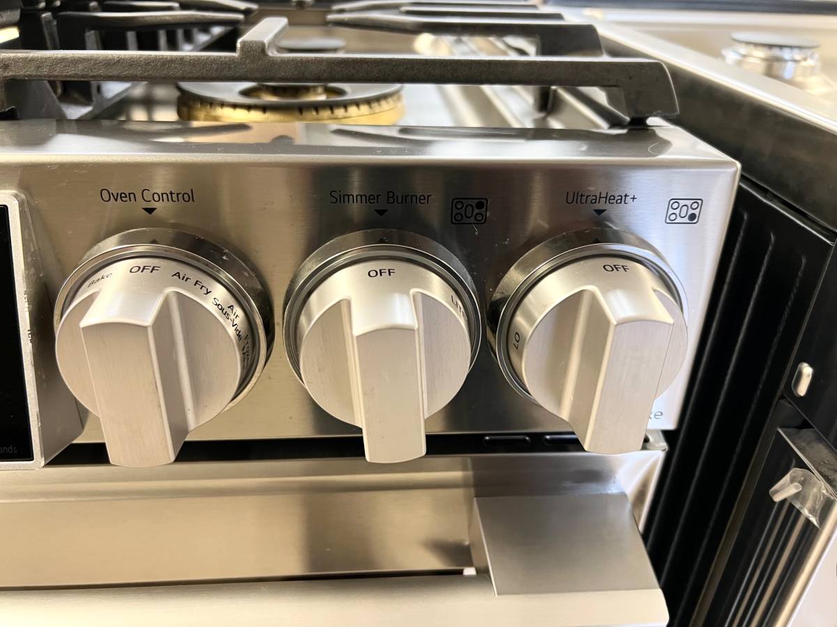 30 INCH LG Studio LSGS6338F Slide-In Gas Smart Range 5 Sealed Burners,6.3 cu. ft. Oven,Storage Drawer, Air Fry, Bake Convection, InstaView Window, Wi-Fi,, Voice Control,Ultra Heat Burner Stainless Steel * New Open Box *