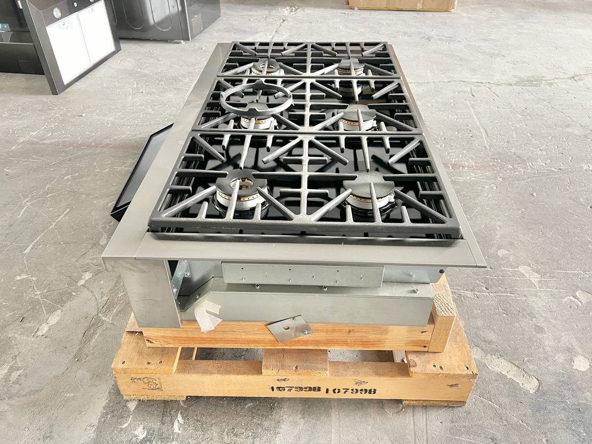 48 INCH Dacor  HRTP486SNG RangeTop with 6 Sealed Burners, Continuous Grates, Simmer Sear Burners, Perma-Flame, Illumina Knobs, Smart Flame, Griddle, New Open Box , Natural Gas