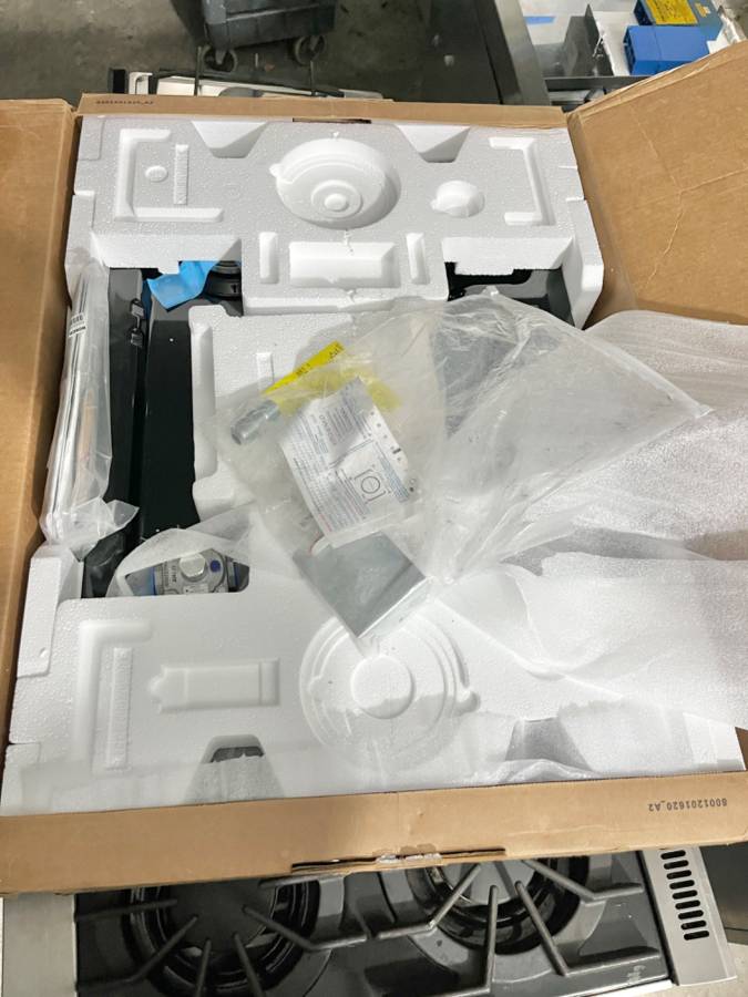 30 INCH Bosch 800 Series  NGM8049UC  Built In Gas Cooktop * New Open Box * 5 Sealed Burners, Cast Iron Continuous Grates, Dual-Ring Power Burner, Opti Sim Burner, Flame Select, Control Knob + Light Indicator ADA