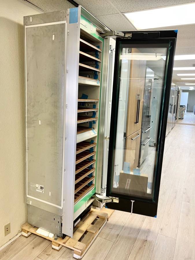 24 INCH Miele Master Cool Series  KWT1603SF  Built-in Wine System 102-Bottle Capacity,  14 Acacia Wood Shelves, 3 Independent Temperature Zones,  UV-Filtering Glass Door Clear Vision Display Stainless Steel,  Right Hinge Door Swing  * New Open Box