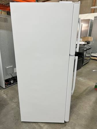 30 INCH  Insignia NS-RTM18WHD2 Top Freezer White Refrigerator 18 Cu Ft  * New Open Box *