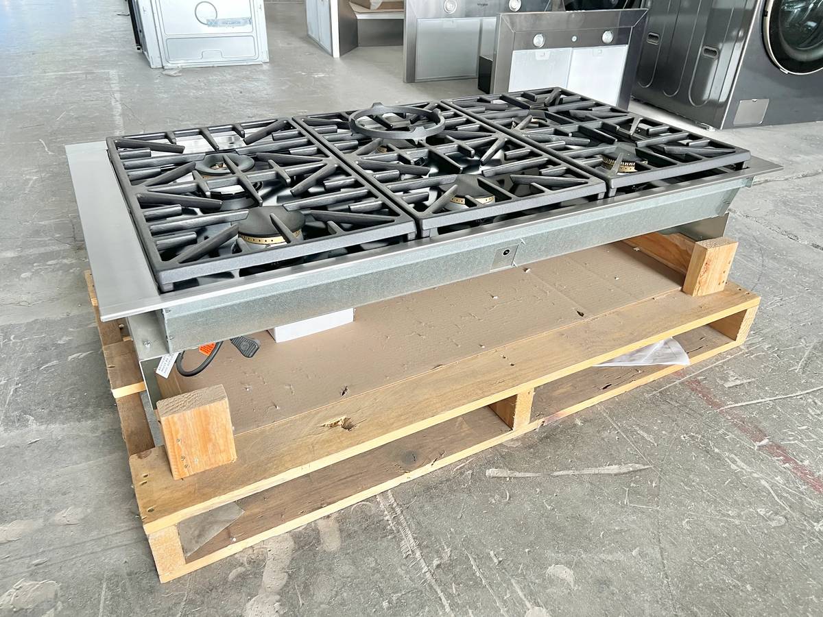 48 INCH Dacor  HRTP486SNG RangeTop with 6 Sealed Burners, Continuous Grates, Simmer Sear Burners, Perma-Flame, Illumina Knobs, Smart Flame, Griddle, New Open Box , Natural Gas