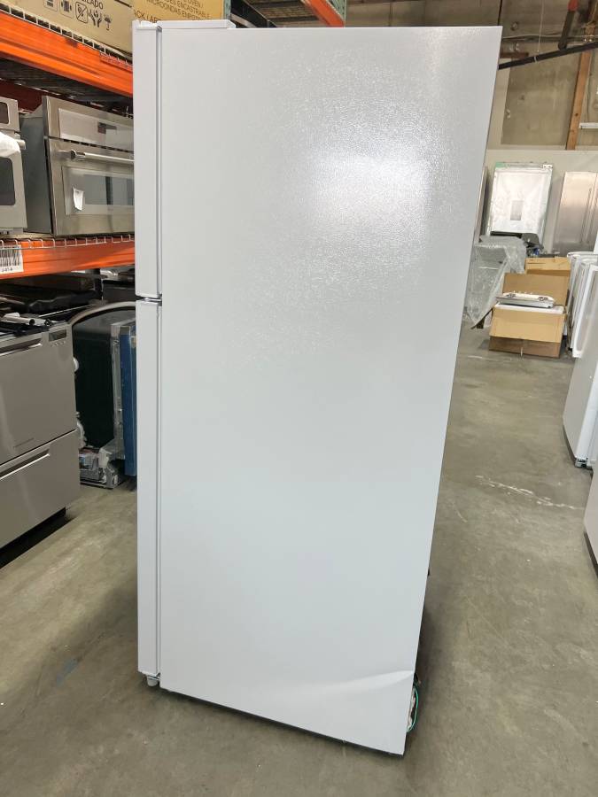 30 INCH Insignia 18 Cu. Top Freezer White Refrigerator * New Open Box *