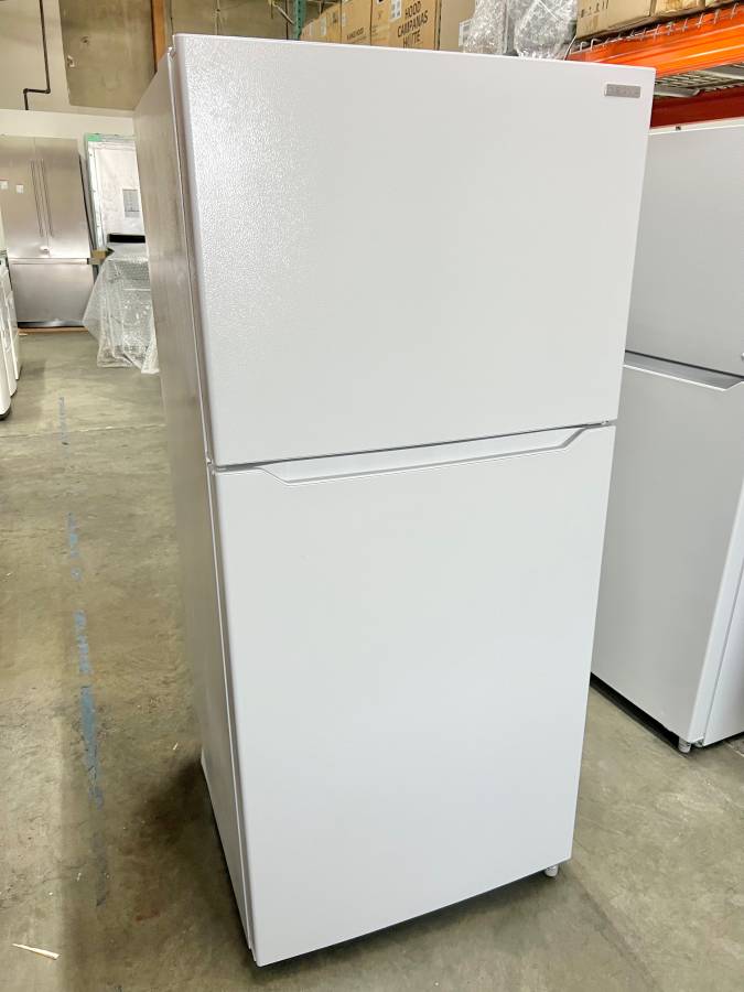 30 INCH Insignia 18 Cu. Top Freezer White Refrigerator * New Open Box *