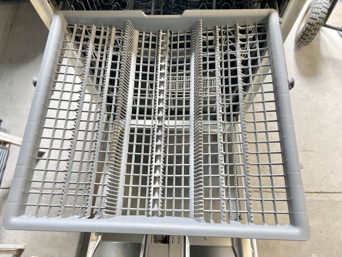 24 INCH Bosch Built In Dishwasher White , Stainless Steel Inside , Used Condition