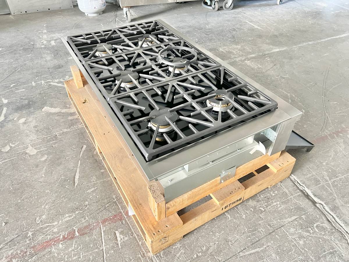 48 INCH Dacor  HRTP486SNG RangeTop with 6 Sealed Burners, Continuous Grates, Simmer Sear Burners, Perma-Flame, Illumina Knobs, Smart Flame, Griddle, New Open Box , Natural Gas