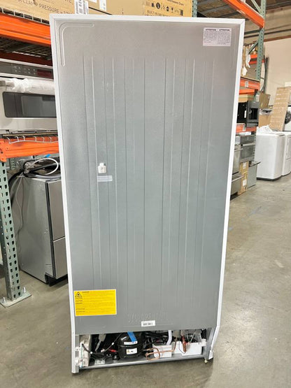 30 INCH Insignia 18 Cu. Top Freezer White Refrigerator * New Open Box *