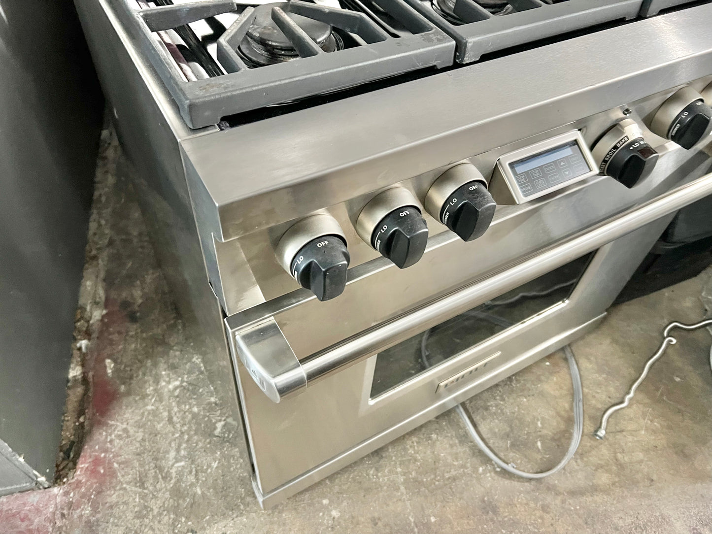 36 INCH WOLF  Professional Style Dual Fuel Gas Range 5.4 cu. ft. Dual Convection Oven, 6 Dual-Stacked Sealed Burners,Temperature Probe, Continuous Grates,  Natural Gas , Stainless Steel, Used Condition .